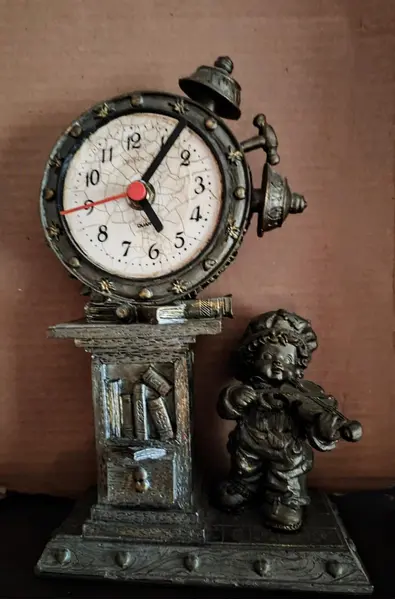 Foto de um(a) Relógio de Mesa O Violinista, Década de 1990, da categoria de Relógios de mesa. Relógio de mesa em resina com pátina bronze envelhecida, década de 1990 tema: o violinista. Máquina quartzo com pilha aa,... Mostrado de uma perspectiva diferente. Vendido no marketplace Trésors.