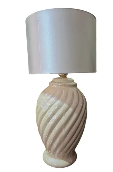 Foto de um(a) Abajur em Porcelana – Elegância Clássica e Brilho Acetinado, da categoria de Abajures. Adicione um toque de nobreza ao seu décor com este abajur em porcelana de alta qualidade. Com acabamento impecável e brilho... Vendido no marketplace Trésors.