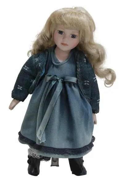 Foto de um(a) Boneca em biscuit, da categoria de Bonecas. Antiga boneca em biscuit com olhos de vidro, apresenta vestimenta de época e acompanha suporte original. Em bom estado,... Vendido no marketplace Trésors.