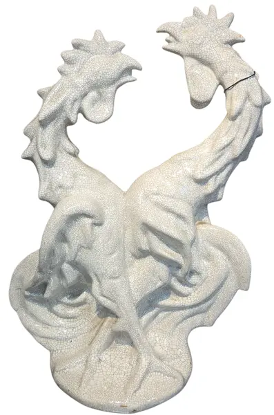 Foto de um(a) Briga de Galos – Cerâmica Craquelê, da categoria de Escultura. Uma peça de força e dinamismo extraordinários. Esta escultura em cerâmica representa a clássica "Briga de Galos",... Vendido no marketplace Trésors.