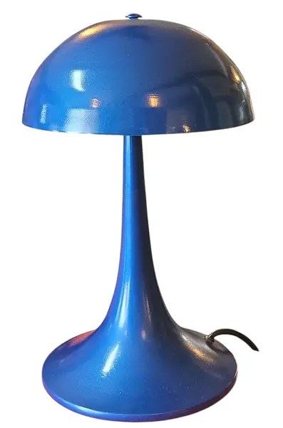 Foto de um(a) Abajur Vintage de Mesa "Cogumelo" – Azul Metálico Estilo Space Age, da categoria de Abajures. Este exemplar é uma peça icônica de iluminação que remete ao design futurista e audacioso das décadas de 1960 e 1970,... Mostrado de uma perspectiva diferente. Vendido no marketplace Trésors.