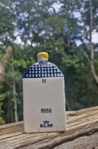 Foto de um(a) Rara Miniatura Casinha Holandesa KLM Bols Delft Nº 55, da categoria de Outros colecionáveis. Linda e autêntica casinha de porcelana holandesa Delft Blue, distribuída exclusivamente aos passageiros da classe executiva... Mostrado de uma perspectiva diferente. Vendido no marketplace Trésors.