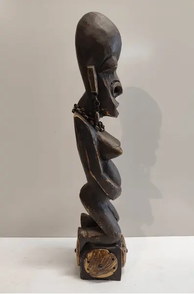 Foto de um(a) Escultura Africana em Madeira Ebanizada Associada a Grupos Como Os Yoruba - Nigéria, da categoria de Escultura. Escultura africana em madeira ebanizada associada a grupos como os yoruba - nigéria. Retrata figura antropomórfica,... Mostrado de uma perspectiva diferente. Vendido no marketplace Trésors.