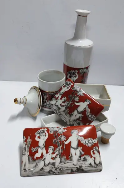 Foto de um(a) Objetos de Toucador em Porcelana Porbras, Década de 1960, da categoria de Outros colecionáveis. Objetos de toucador composto por porta jóias, saboneteira, porta algodão e um frasco de água de colônia. Em porcelana branca... Mostrado de uma perspectiva diferente. Vendido no marketplace Trésors.