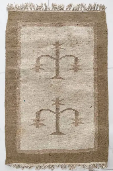 Foto de um(a) Tapete Kilim, Década de 1980, da categoria de Tapetes. Tapete kilim em tons de bege Mede: 90 x 60cm Peso: 800 g. Mostrado de uma perspectiva diferente. Vendido no marketplace Trésors.