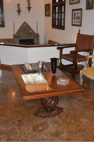 Foto de um(a) Mesa de centro entalhada em madeira cerejeira, da categoria de Mesas de centro. Mesa de centro, de cerejeira, tampo retangular, pernas e pés largos, ricamente entalhados. Este item pertencia a família... Mostrado de uma perspectiva diferente. Vendido no marketplace Trésors.