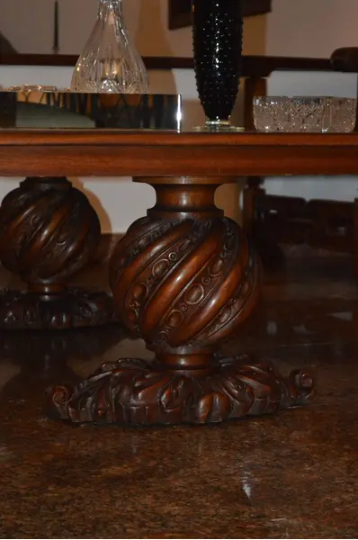 Foto de um(a) Mesa de centro entalhada em madeira cerejeira, da categoria de Mesas de centro. Mesa de centro, de cerejeira, tampo retangular, pernas e pés largos, ricamente entalhados. Este item pertencia a família... Mostrado de uma perspectiva diferente. Vendido no marketplace Trésors.