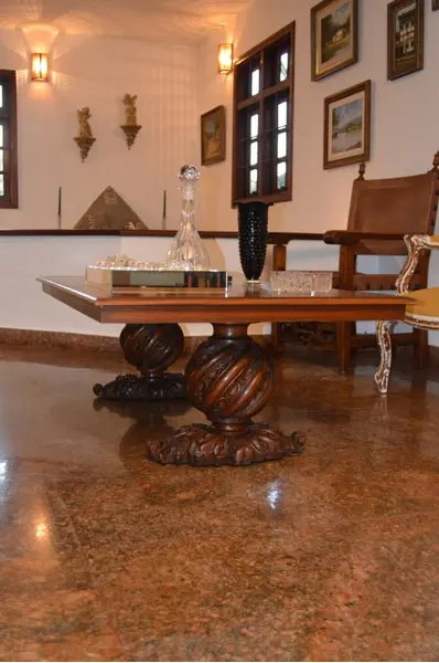 Foto de um(a) Mesa de centro entalhada em madeira cerejeira, da categoria de Mesas de centro. Mesa de centro, de cerejeira, tampo retangular, pernas e pés largos, ricamente entalhados. Este item pertencia a família... Mostrado de uma perspectiva diferente. Vendido no marketplace Trésors.