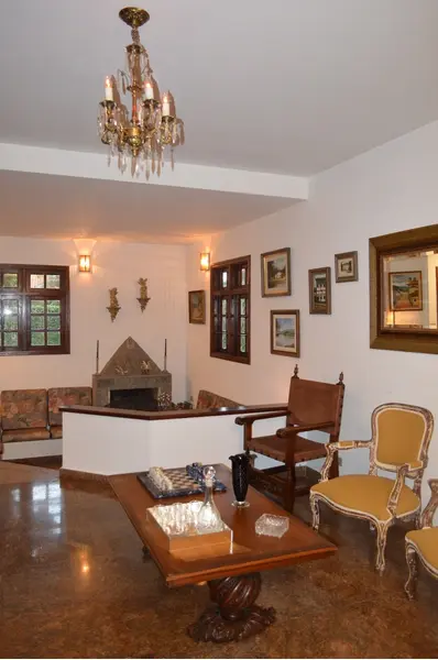 Foto de um(a) Mesa de centro entalhada em madeira cerejeira, da categoria de Mesas de centro. Mesa de centro, de cerejeira, tampo retangular, pernas e pés largos, ricamente entalhados. Este item pertencia a família... Mostrado de uma perspectiva diferente. Vendido no marketplace Trésors.