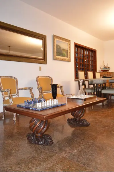 Foto de um(a) Mesa de centro entalhada em madeira cerejeira, da categoria de Mesas de centro. Mesa de centro, de cerejeira, tampo retangular, pernas e pés largos, ricamente entalhados. Este item pertencia a família... Mostrado de uma perspectiva diferente. Vendido no marketplace Trésors.