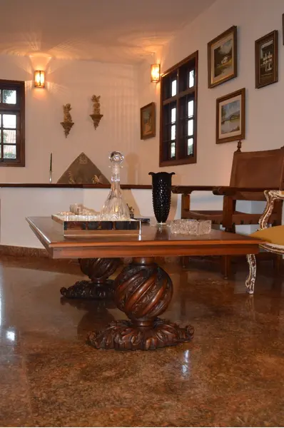 Foto de um(a) Mesa de centro entalhada em madeira cerejeira, da categoria de Mesas de centro. Mesa de centro, de cerejeira, tampo retangular, pernas e pés largos, ricamente entalhados. Este item pertencia a família... Mostrado de uma perspectiva diferente. Vendido no marketplace Trésors.