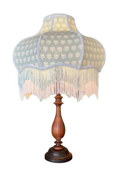 Foto de um(a) Abajur em madeira maciça nobre, da categoria de Abajures. Abajur em Madeira nobre maciça Medidas com Cúpula: 75A x 42D cm Quer uma cúpula diferente? Nós podemos personalizar sua... Vendido no marketplace Trésors.