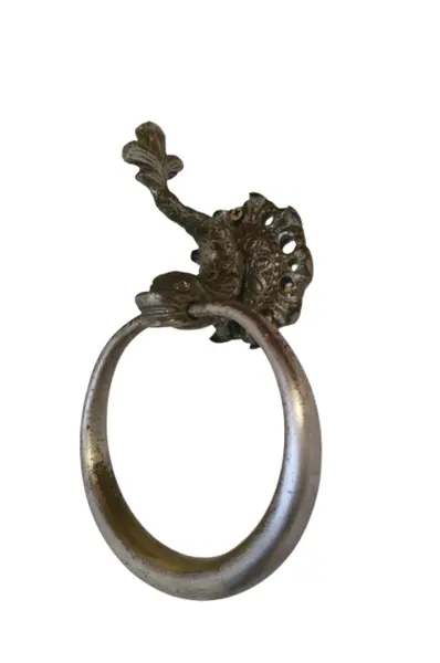 Foto de um(a) Raro porta-toalha antigo em metal, formato de carpa, da categoria de Acessórios para banheiro. Belíssimo porta-toalha de parede em estilo clássico, apresentando um design ornamental e vintage que remete a artigos de... Vendido no marketplace Trésors.