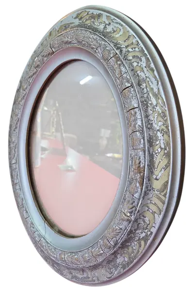 Foto de um(a) Espelho Oval Vintage com Moldura em Madeira Trabalhada, da categoria de Espelhos. Adicione um toque de história e elegância clássica ao seu ambiente com este Espelho Oval Vintage. Ideal para decorações que... Mostrado de uma perspectiva diferente. Vendido no marketplace Trésors.