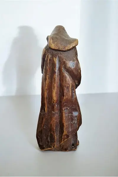 Foto de um(a) Antiga Imagem de Santa em madeira marrom, da categoria de Objetos religiosos e espirituais. Antiga imagem em madeira representando Nossa Senhora. *OBS: falta das mãosA prática de retirar partes de imagens de santos... Mostrado de uma perspectiva diferente. Vendido no marketplace Trésors.