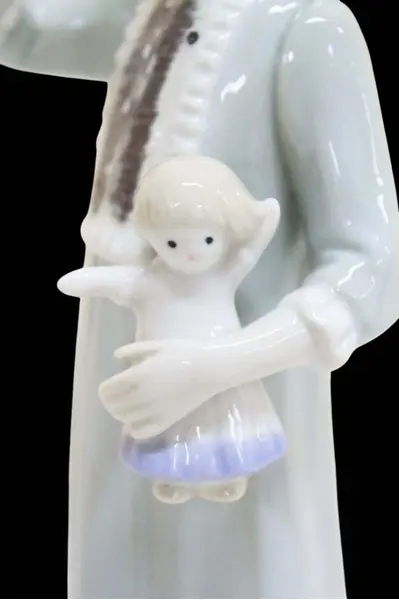 Foto de um(a) Escultura de porcelana vitrificada, da categoria de Escultura. Linda escultura de porcelana vitrificada, retratando uma menina em pé com expressão delicada, segurando uma boneca nos... Mostrado de uma perspectiva diferente. Vendido no marketplace Trésors.