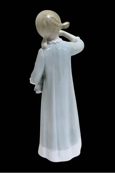 Foto de um(a) Escultura de porcelana vitrificada, da categoria de Escultura. Linda escultura de porcelana vitrificada, retratando uma menina em pé com expressão delicada, segurando uma boneca nos... Mostrado de uma perspectiva diferente. Vendido no marketplace Trésors.