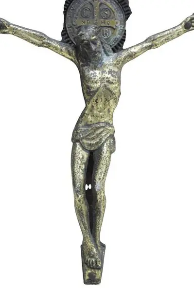 Foto de um(a) Crucifixo em madeira nobre inscrição INRI, da categoria de Objetos religiosos e espirituais. Crucifixo em madeira nobre, com cristo em metal dourado e medalha e inscrição INRI também em metal.Medidas 26A X 15L. Mostrado de uma perspectiva diferente. Vendido no marketplace Trésors.