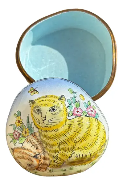 Foto de um(a) Antiga Caixinha Decorativa Com Gatos Esmaltados À Mão, da categoria de Cestos e Caixas. Antigo e belíssima caixinha decorativa em metal esmaltado à mão com decoração de gatos, borboletas e flores. Bastante... Vendido no marketplace Trésors.