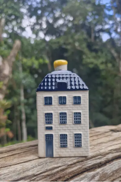 Foto de um(a) Rara Miniatura Casinha Holandesa KLM Bols Delft Nº 55, da categoria de Outros colecionáveis. Linda e autêntica casinha de porcelana holandesa Delft Blue, distribuída exclusivamente aos passageiros da classe executiva... Mostrado de uma perspectiva diferente. Vendido no marketplace Trésors.