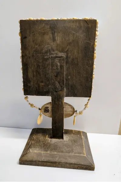 Foto de um(a) Escultura Africana em Madeira, Conchas, Sisal, Década de 1980, da categoria de Escultura. Escultura africana em madeira, conchas, sisal. Base também em madeira, década de 1980.Mede 46cm de altura, 24cm de largura e... Mostrado de uma perspectiva diferente. Vendido no marketplace Trésors.