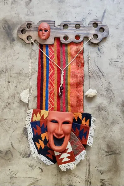 Foto de um(a) Tapeçaria de Parede em Kilim, Madeira e Cerâmica. Peça Única., da categoria de Tapeçaria. Tapeçaria de parede em kilim, madeira e cerâmica, década de 1980 peça única pelo designer marcelus ribas. A: 75 cm / L: 45... Mostrado de uma perspectiva diferente. Vendido no marketplace Trésors.
