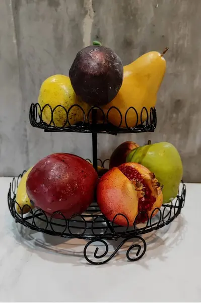 Foto de um(a) Fruteira em Aramado com Pintura Eletrostática, da categoria de Fruteiras. Fruteira em aramado com dois andares, pézinhos em "s" e pintura eletrostática na cor preta. Útil e funcional. A: 25 cm... Mostrado de uma perspectiva diferente. Vendido no marketplace Trésors.