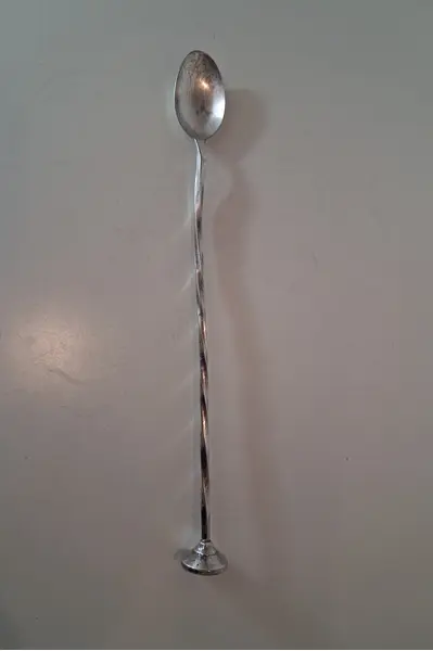Foto de um(a) Colher bailarina para drinks e sucos marca Eberle, da categoria de Conjuntos para coquetéis. Para misturar drinks, sangria, sucos etc, em metal espessurado à prata. Comprimento: 26 cm. *Possui pequenos desgastes na... Mostrado de uma perspectiva diferente. Vendido no marketplace Trésors.
