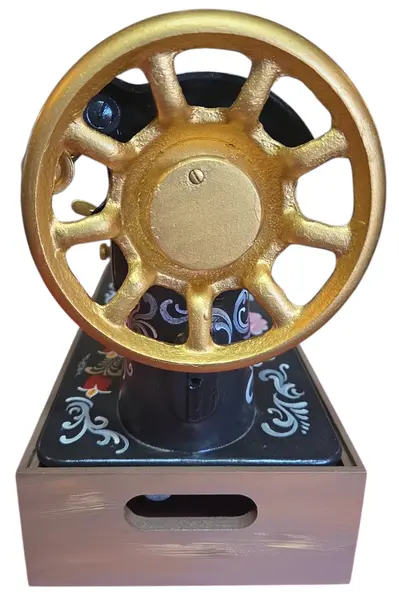 Foto de um(a) Maquina de Costura Decorativa Pintada a Mão, da categoria de Outros colecionáveis. Maquina decorativa pintada a mão. Mostrado de uma perspectiva diferente. Vendido no marketplace Trésors.
