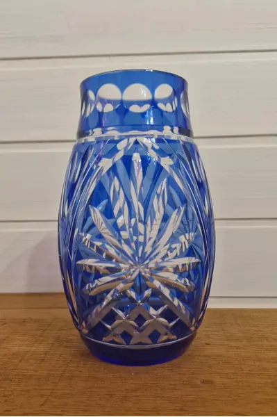 Foto de um(a) Belíssimo vaso em cristal double blue ricamente lapidado, da categoria de Vasos. Magnífico vaso de cristal, uma obra-prima de sofisticação e contraste, exibindo uma tonalidade azul-cobalto profunda,... Mostrado de uma perspectiva diferente. Vendido no marketplace Trésors.