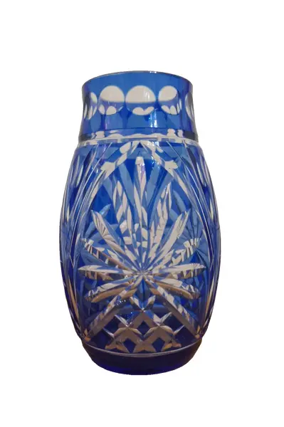 Foto de um(a) Belíssimo vaso em cristal double blue ricamente lapidado, da categoria de Vasos. Magnífico vaso de cristal, uma obra-prima de sofisticação e contraste, exibindo uma tonalidade azul-cobalto profunda,... Vendido no marketplace Trésors.