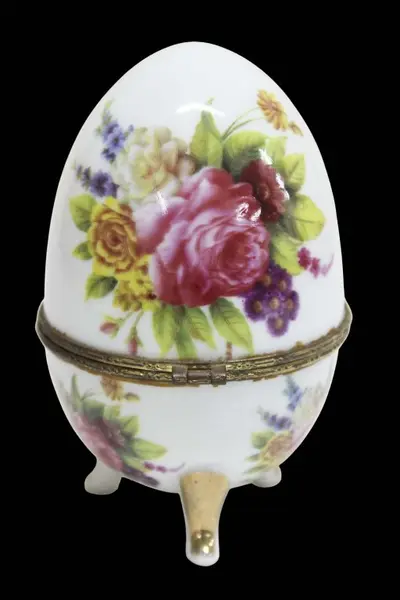 Foto de um(a) Ovo Fabergé em porcelana Limoges, da categoria de Objetos decorativos. Charmoso ovo Fabergé com decoração de flores pintado à mão em policromia, com acabamento em metal dourado, assente em tripé... Mostrado de uma perspectiva diferente. Vendido no marketplace Trésors.