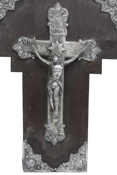 Foto de um(a) Crucifixo com base em madeira, da categoria de Objetos religiosos e espirituais. ARTE SACRA - Crucifixo com base em madeira escura. A cruz possui imagem de Cristo em relevo, com detalhes florais nos quatro... Mostrado de uma perspectiva diferente. Vendido no marketplace Trésors.
