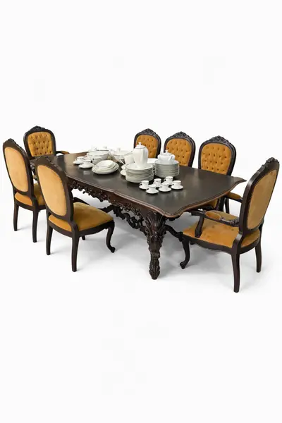 Foto de um(a) Jogo de Jantar Antigo em Imbuia Maciça Entalhada – Mesa com 6 Cadeiras e 2 Poltronas, da categoria de Conjunto de mesas e cadeiras. ** LOUÇAS NÃO INCLUSAS ** Magnífico jogo de jantar antigo, confeccionado em imbuia maciça entalhada, madeira nobre... Vendido no marketplace Trésors.