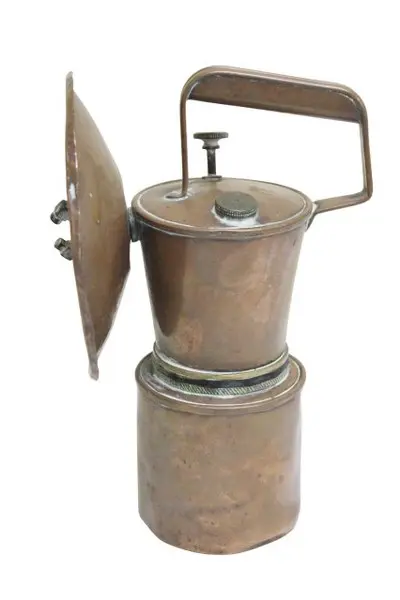 Foto de um(a) Lanterna lampião carbureto, da categoria de Outros objetos decorativos. Antiga lanterna lampião carbureto de estação executada em metal cobreado de ótima fundição. Medidas 26 cm de altura x 16 cm... Mostrado de uma perspectiva diferente. Vendido no marketplace Trésors.