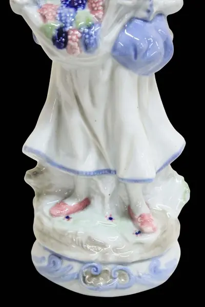 Foto de um(a) Escultura em porcelana alemã anos 50, da categoria de Escultura. Belíssima escultura em porcelana alemã pintada a mão, dos anos 50, ricamente policromada e folheada a ouro, representando "... Mostrado de uma perspectiva diferente. Vendido no marketplace Trésors.