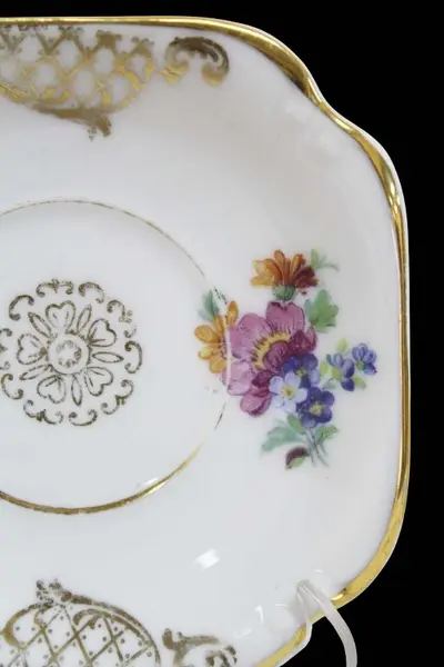 Foto de um(a) Par de xícaras para café, da categoria de Xícaras. Par de xícaras para café em porcelana branca com flores e douração, xícara com assente em quatro pés e pires quadrado com... Mostrado de uma perspectiva diferente. Vendido no marketplace Trésors.