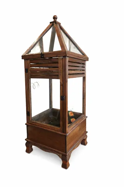 Foto de um(a) Lanterna antiga em madeira e vidro, da categoria de Floreira de parede. Lanterna antiga confeccionada em madeira e vidro. Peça de grandes dimensões, com presença marcante. Muito utilizada na... Vendido no marketplace Trésors.