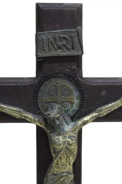 Foto de um(a) Crucifixo em madeira nobre inscrição INRI, da categoria de Objetos religiosos e espirituais. Crucifixo em madeira nobre, com cristo em metal dourado e medalha e inscrição INRI também em metal.Medidas 26A X 15L. Mostrado de uma perspectiva diferente. Vendido no marketplace Trésors.