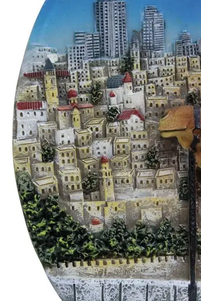 Foto de um(a) Prato ornamental Jerusalém, da categoria de Pratos Decorativos. Prato ornamental em matéria inorgânica, trazido de lembrança de viagem a Jerusalém . Medidas 20 cm de diâmetro. Mostrado de uma perspectiva diferente. Vendido no marketplace Trésors.