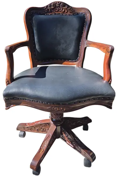 Foto de um(a) Cadeira de Escritório Giratória em Jequitibá Maciço e Couro Legítimo – Entalhada à Mão, da categoria de Cadeiras de escritório. Esta magnífica cadeira de escritório é uma peça que une a nobreza da madeira de Jequitibá maciça com o conforto e prestígio... Mostrado de uma perspectiva diferente. Vendido no marketplace Trésors.