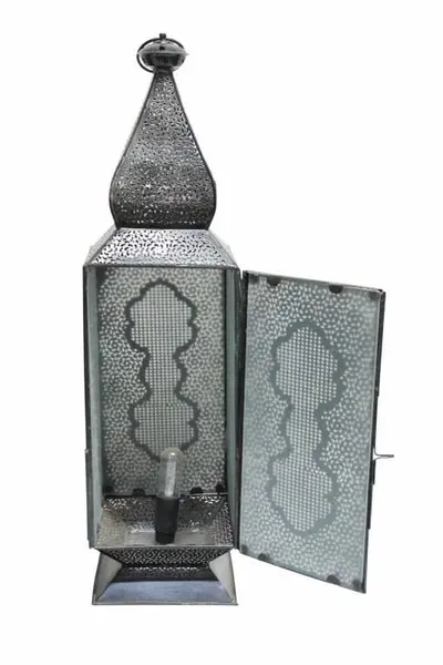 Foto de um(a) Par de lanternas indianas, da categoria de Iluminação externa. Belo par de lanternas indianas em metal com decoração vazada e revestida em vidro nas quatro partes retangulares. Apresenta... Mostrado de uma perspectiva diferente. Vendido no marketplace Trésors.
