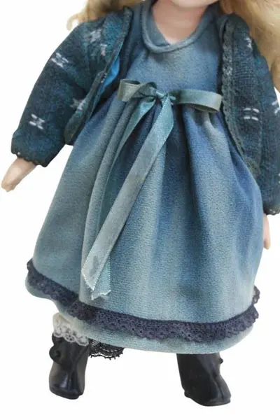 Foto de um(a) Boneca em biscuit, da categoria de Bonecas. Antiga boneca em biscuit com olhos de vidro, apresenta vestimenta de época e acompanha suporte original. Em bom estado,... Mostrado de uma perspectiva diferente. Vendido no marketplace Trésors.