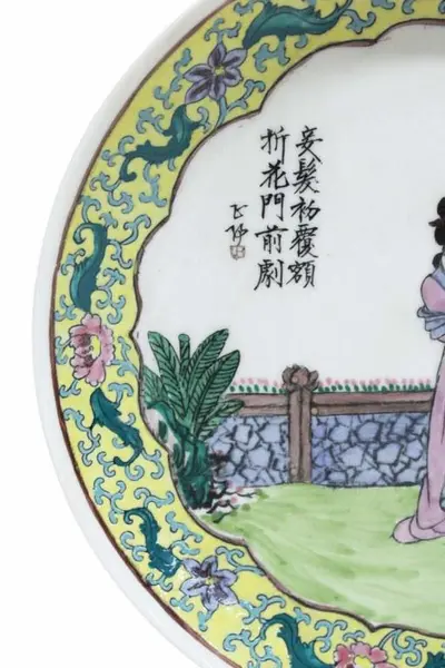 Foto de um(a) Prato oriental decorativo, da categoria de Pratos Decorativos. Antigo prato oriental em porcelana, com cenas de duas mulheres ao meio da natureza. Cercadura em amarelo com detalhes em... Mostrado de uma perspectiva diferente. Vendido no marketplace Trésors.