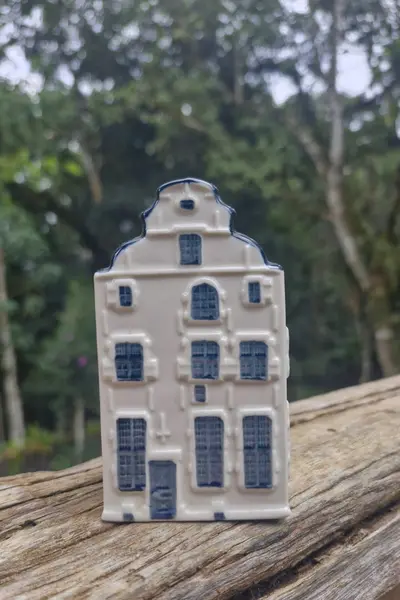 Foto de um(a) Rara Miniatura Casinha Holandesa KLM Bols Delft Nº 84, da categoria de Outros colecionáveis. Linda e autêntica casinha de porcelana holandesa Delft Blue, distribuída exclusivamente aos passageiros da classe executiva... Mostrado de uma perspectiva diferente. Vendido no marketplace Trésors.