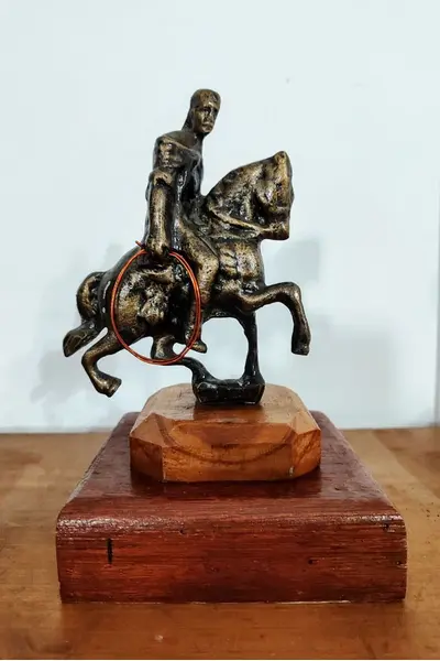 Foto de um(a) Porta Livros Laçador, Paixão Côrtes, Rio Grande do Sul, da categoria de Apoio para livros. Porta livros em alumínio fundido com pátina bronze, base em madeira com imagem do tradicional símbolo da capital gaúcha:... Mostrado de uma perspectiva diferente. Vendido no marketplace Trésors.