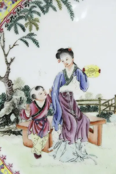 Foto de um(a) Antigo prato oriental com selo vermelho, da categoria de Pratos Decorativos. Antigo e raro prato oriental, em sólida porcelana com fina pintura manual de cenas típicas, figura bem expressiva e... Mostrado de uma perspectiva diferente. Vendido no marketplace Trésors.