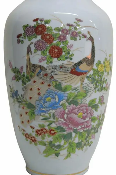 Foto de um(a) Vaso oriental com decorações de pavões, da categoria de Vasos. vaso oriental de porcelana branca esmaltada, decorado com com pintura policromada de pavões e peônias acompanhada de rico... Mostrado de uma perspectiva diferente. Vendido no marketplace Trésors.