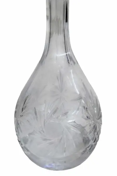 Foto de um(a) Garrafa Licoreira em cristal, da categoria de Garrafas. Licoreira em cristal translúcido, com farta lapidação. em baixo relevo. Medidas 31 cm de altura. Em bom estado, com marcas... Mostrado de uma perspectiva diferente. Vendido no marketplace Trésors.