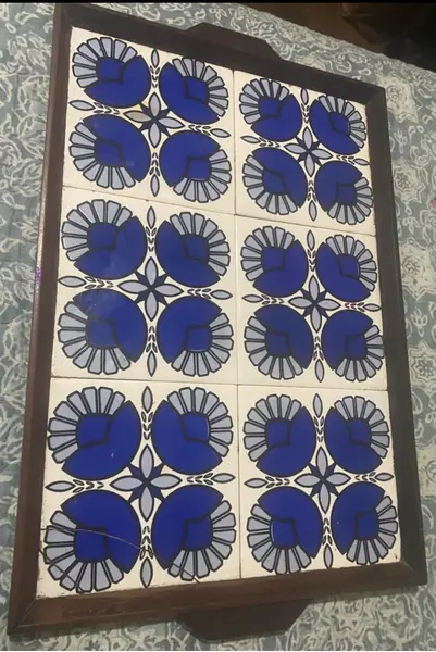 Foto de um(a) Carrinho de Chá em Jacarandá com Azulejos Portugueses – Peça Rara Vintage, da categoria de Carrinhos de bar e auxiliares. Carrinho de chá original dos anos 60, feito em jacarandá maciço, com dois tampos revestidos por azulejos portugueses Peça... Mostrado de uma perspectiva diferente. Vendido no marketplace Trésors.